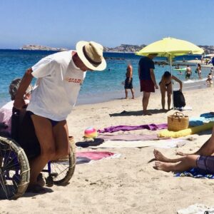Sardegna, trascina moglie in carrozzina per 3 km: "La porto alla spiaggia più bella"
