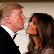 Donald Trump vuole baciare sulle labbra Melania