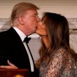 Donald Trump vuole baciare sulle labbra Melania