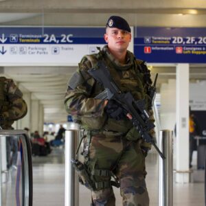Parigi, militare aggredito da uomo col coltello a Chatelet: nessun ferito