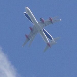 Due aerei vicinissimi sopra Heathrow. La foto fa il giro del web