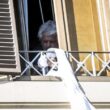 Grillo "imprigionato" in hotel dai cronisti "fugge" con una corda di lenzuola