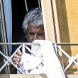 Grillo "imprigionato" in hotel dai cronisti "fugge" con una corda di lenzuola