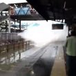 Mumbai: treno arriva alla stazione. I binari sono allagati