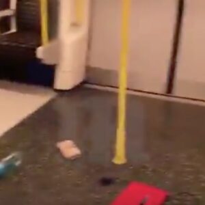 YOUTUBE Londra, batteria a fuoco in metropolitana: paura attentato