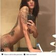 Asia Argento senza veli su Instagram: selfie davanti allo specchio mostra i suoi tatuaggi
