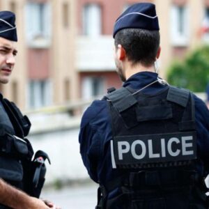 Parigi, poliziotto ubriaco usa pistola per sedare rissa: era fuori servizio