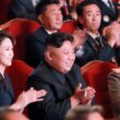 Kim Jong-un festeggia coi suoi scienziati nucleari e alti gradi esercito. Riappare anche la moglie01