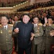 Kim Jong-un festeggia coi suoi scienziati nucleari e alti gradi esercito. Riappare anche la moglie03
