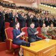 Kim Jong-un festeggia coi suoi scienziati nucleari e alti gradi esercito. Riappare anche la moglie04