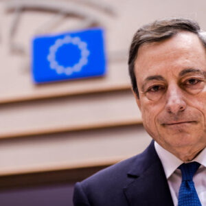 Draghi, politica accomodante: la Bce supporta i bond e non contrasta l'euro