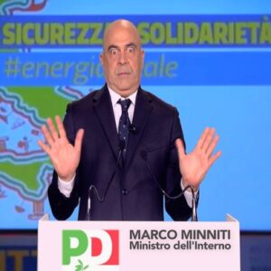 YOUTUBE Maurizio Crozza debutta con Minniti: "Non lasciate il fascismo ai fascisti"