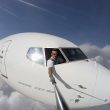 Pilotganso, il pilota re di Instagram: selfie estremi fuori dalla cabina dell'aereo FOTO