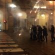 G7 Torino, manifestanti lanciano fumogeni e petardi: polizia carica01