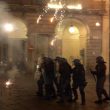 G7 Torino, manifestanti lanciano fumogeni e petardi: polizia carica04