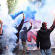 G7 Torino, manifestanti lanciano fumogeni e petardi: polizia carica11