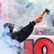 G7 Torino, manifestanti lanciano fumogeni e petardi: polizia carica12