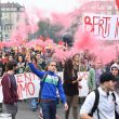 G7 Torino, manifestanti lanciano fumogeni e petardi: polizia carica13