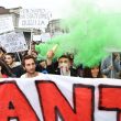 G7 Torino, manifestanti lanciano fumogeni e petardi: polizia carica14