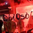 G7 Torino, manifestanti lanciano fumogeni e petardi: polizia carica16