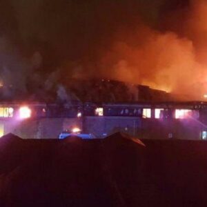 Londra, incendio in un magazzino a Tottenham: al lavoro 100 pompieri
