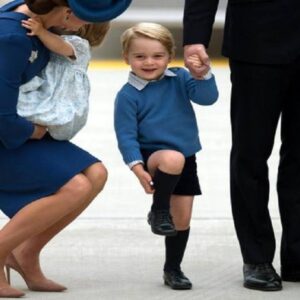 Il principe William e Kate in Canada con i piccoli George e Charlotte (foto Ansa)