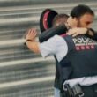 Catalogna, il manifestante abbraccia il poliziotto dei Mossos d'Esquadra
