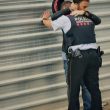 Catalogna, il manifestante abbraccia il poliziotto dei Mossos d'Esquadra