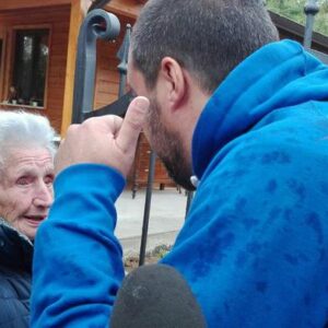 Terremoto, Nonna Peppina lascia in lacrime la casetta di legno abusiva01
