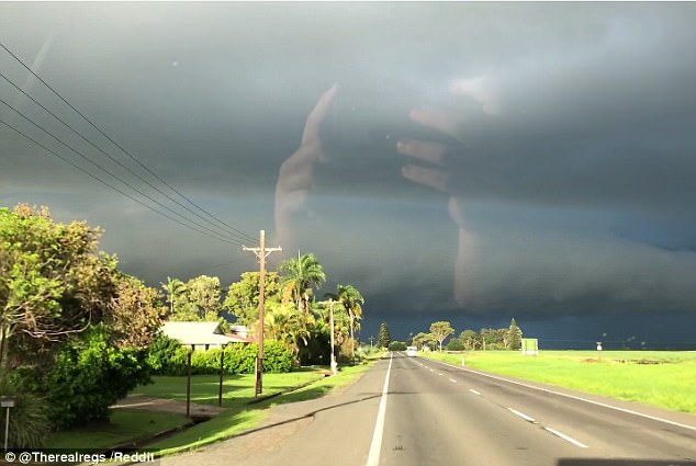 mani-cielo-uragano-australia