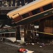 Usa, treno deraglia vicino Seattle, carrozza sull'autostrada. "Molte vittime" VIDEO 3