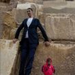 Uomo alto e donna bassa insieme in Egitto