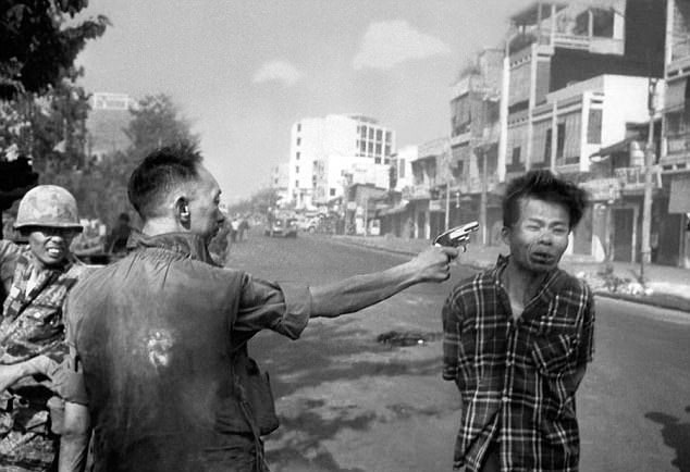 Max Hastings, fotografo Ap momento sparo vietcong