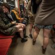 no-pants-seduti-metro