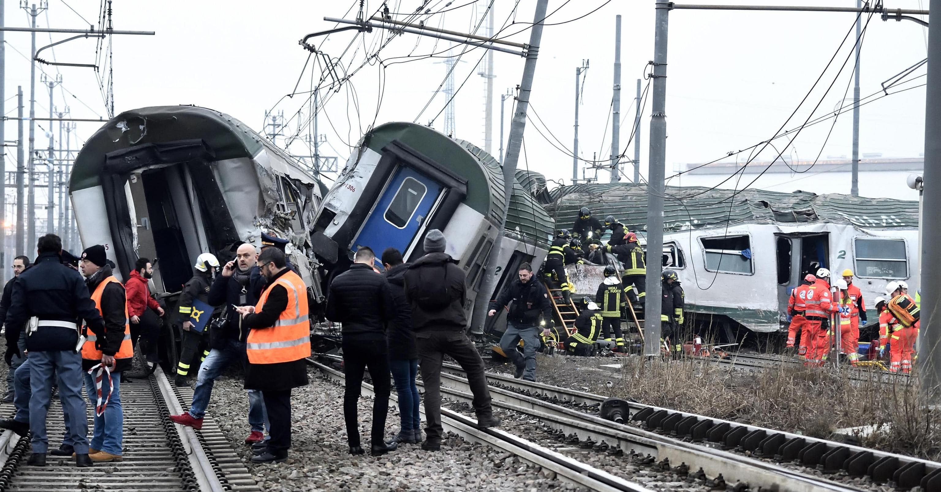Milano, le FOTO treno squarciato tra Pioltello e Segrate: 2 morti, almeno 10 codici rossi 6