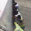 Indonesia, 20 persone spingono aereo da 35 tonnellate fermo in pista