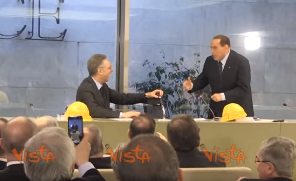 Berlusconi incontra i costruttori: poi si mette a scherzare ed imita uno zoppo