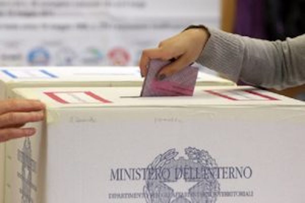 I fatti di Macerata portano voti al centrodestra, che è a un passo dalla soglia 40%