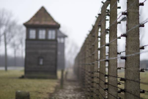La Polonia tira dritto: carcere per chi dice che Auschwitz era un lager polacco