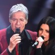 Laura Pausini, colpo di teatro a Sanremo: esce dall'Ariston e canta tra i fan 01