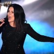 Laura Pausini, colpo di teatro a Sanremo: esce dall'Ariston e canta tra i fan 03