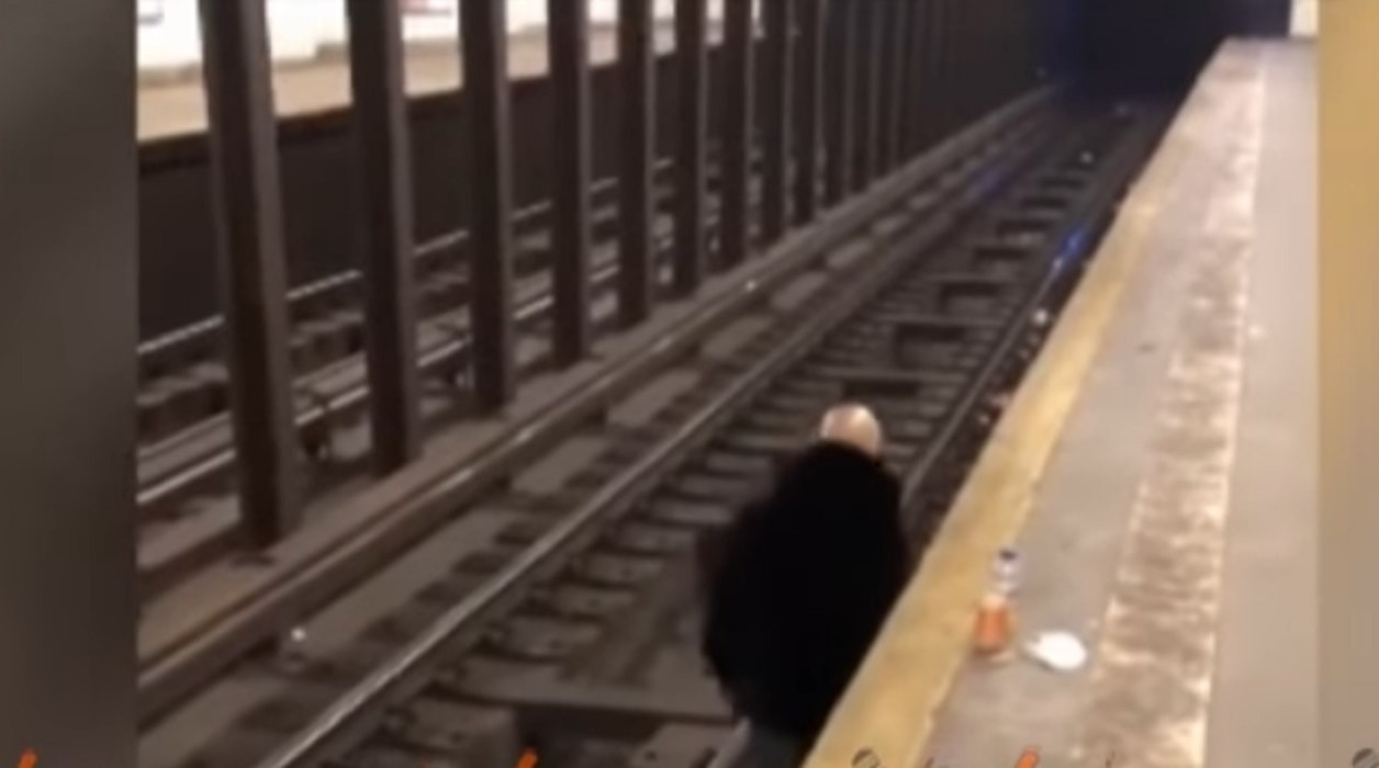 New York, uomo sbuca da sotto la metro ferma alla banchina