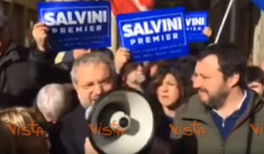 Salvini davanti alla sede Banca Etruria: risarciremo i risparmiatori