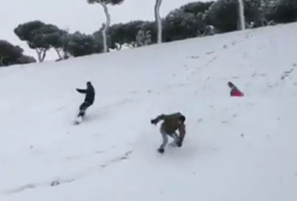 Neve a Roma, discesa con gli sci e con lo snowboard al Circo Massimo