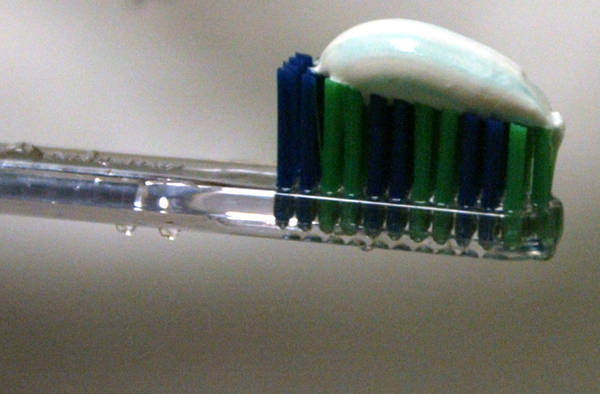 Il dilemma: quando va messa l'acqua sullo spazzolino, prima o dopo il dentifricio?