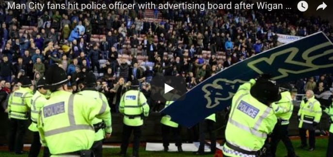 YOUTUBE Manchester City, tifosi colpiscono polizia con cartellone pubblicitario (VIDEO)