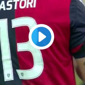 Cagliari-Lazio, video: calciatori con la maglia di Davide Astori