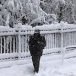 Uomo sotto neve a Potenza