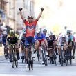 Vincenzo Nibali vince Milano Sanremo ealza pugni