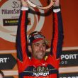 Vincenzo Nibali trofeo in mano